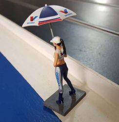 Sideways 1/32, Figur Promo Girl mit Sonnenschirm