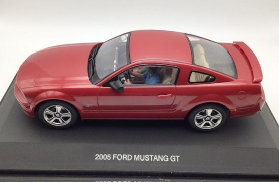 AUTOart 1/24 Ford Mustang GT2005, rot, mit Licht